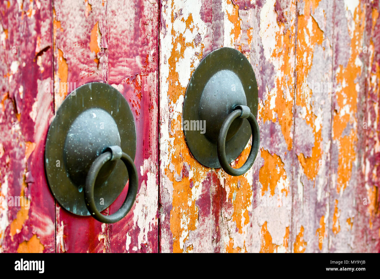 Weathered vecchio doorknock orientali Foto Stock