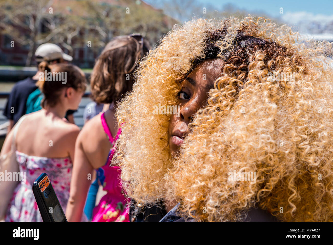 Ritratto di giovane donna con capelli afro, close-up, Ellis Island, New York City, Stati Uniti d'America Foto Stock