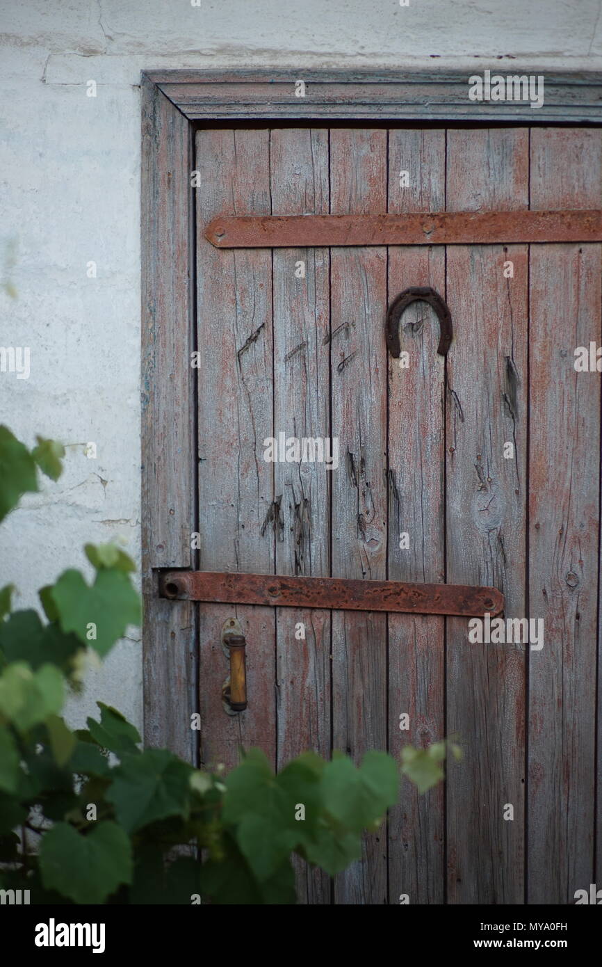 Il ferro di cavallo si blocca sulla vecchia porta - un simbolo di felicità  e di una protezione contro le forze del male Foto stock - Alamy