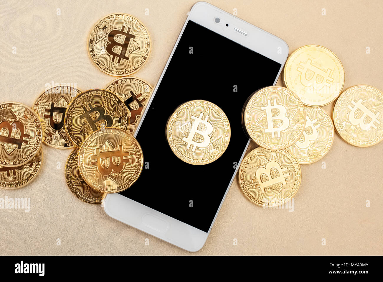Bitcoin sul telefono cellulare. crypto concetto di valuta Foto Stock