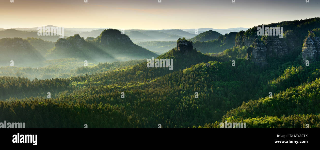 Atmosfera mattutina dell'Elba montagne di arenaria, vista di Lorenzsteine e Hinteres Raubschloss o Winterstein, nebbia sale Foto Stock