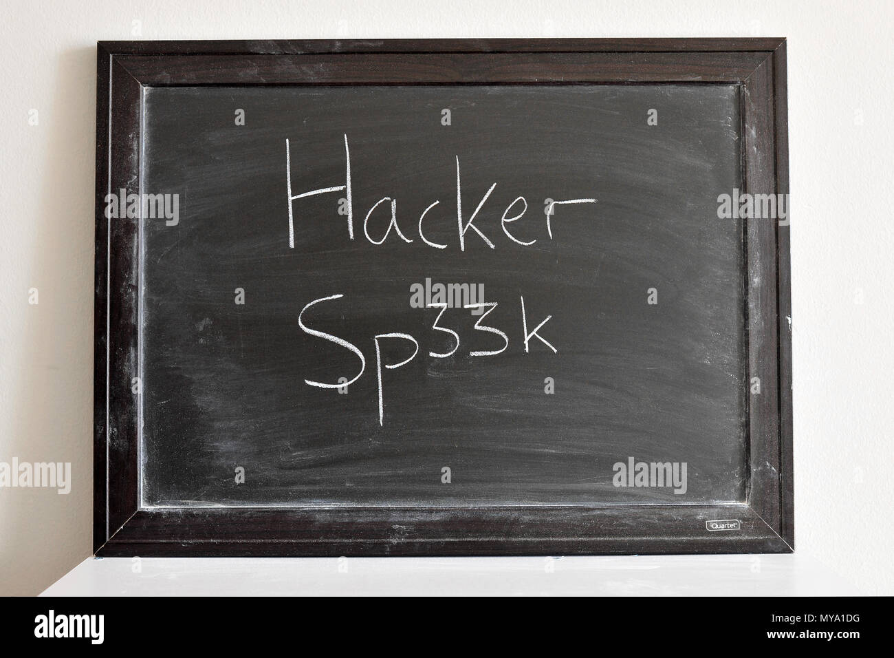 Hacker SP33k scritta in bianco gesso su una lavagna Foto Stock