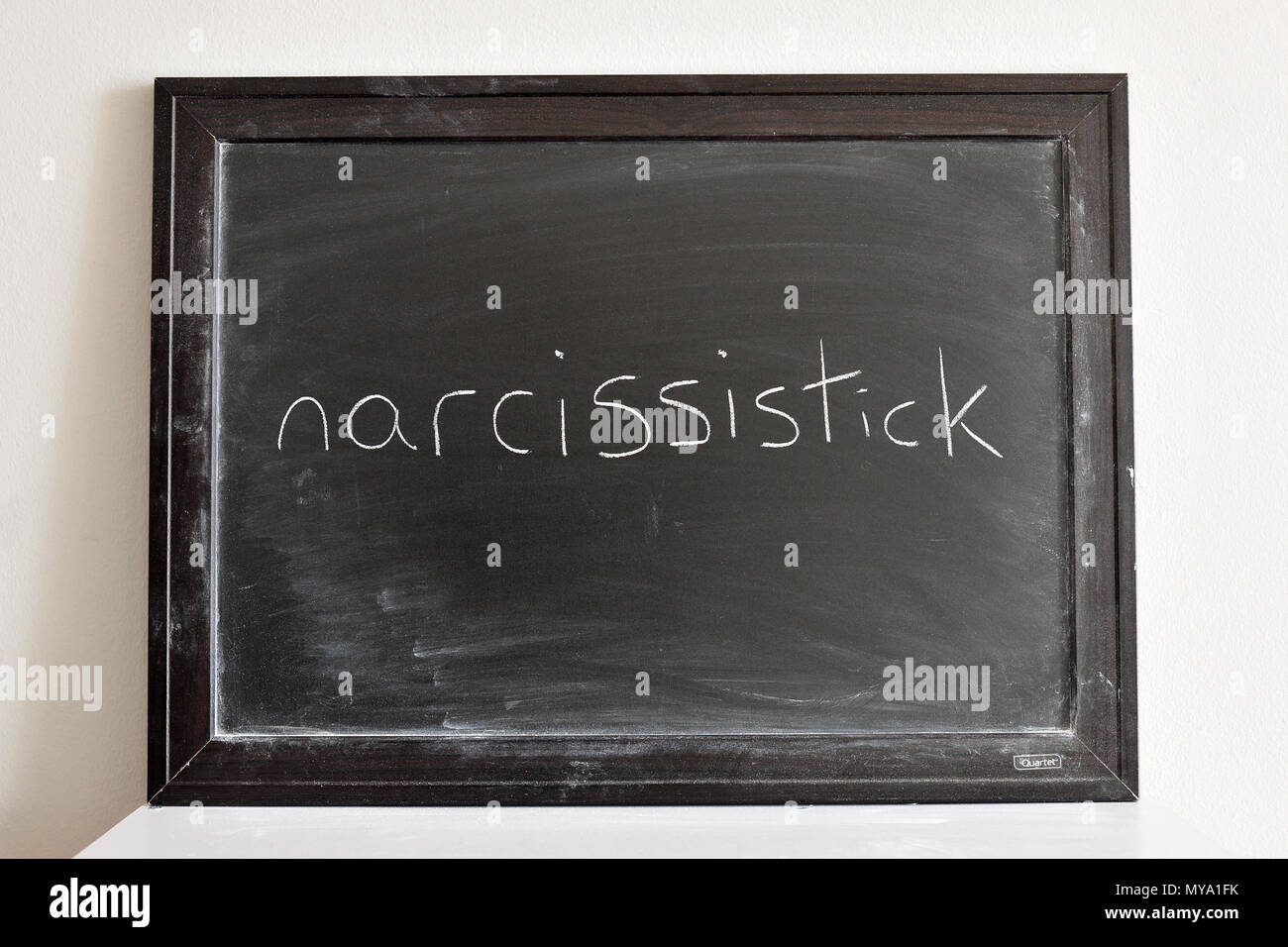 Narcissistick scritto in bianco gesso su una lavagna Foto Stock