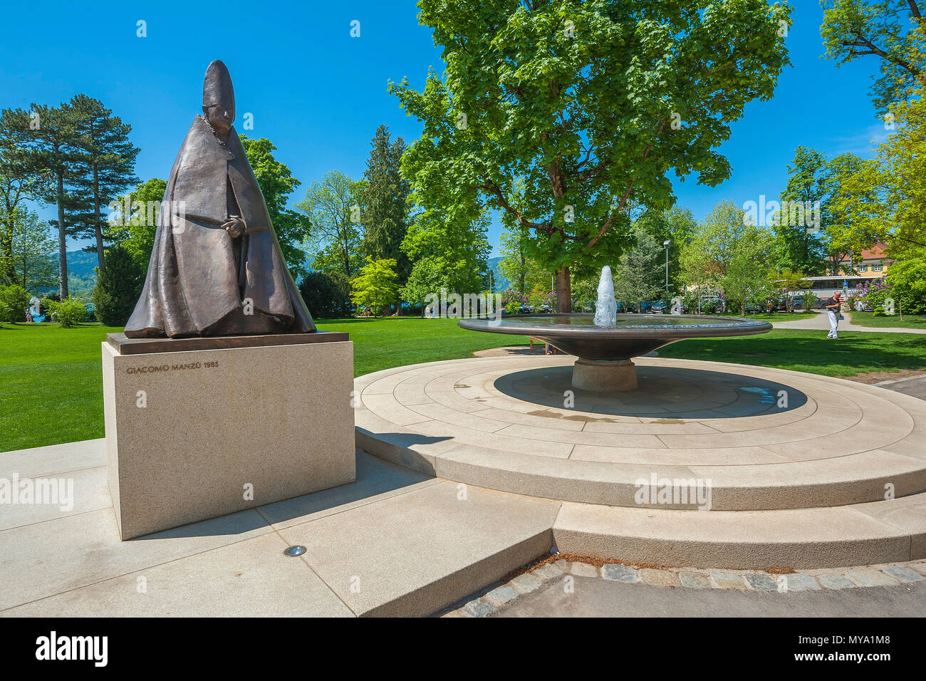 La fontana e la scultura in bronzo, il Cardinale di Giacomo Manzù, parco a Tegernsee Abbey, Tegernsee, Alta Baviera, Baviera Foto Stock