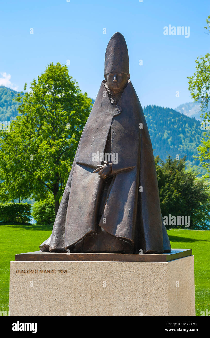 Scultura in bronzo, il Cardinale di Giacomo Manzù, parco a Tegernsee Abbey, Tegernsee, Alta Baviera, Baviera, Germania Foto Stock