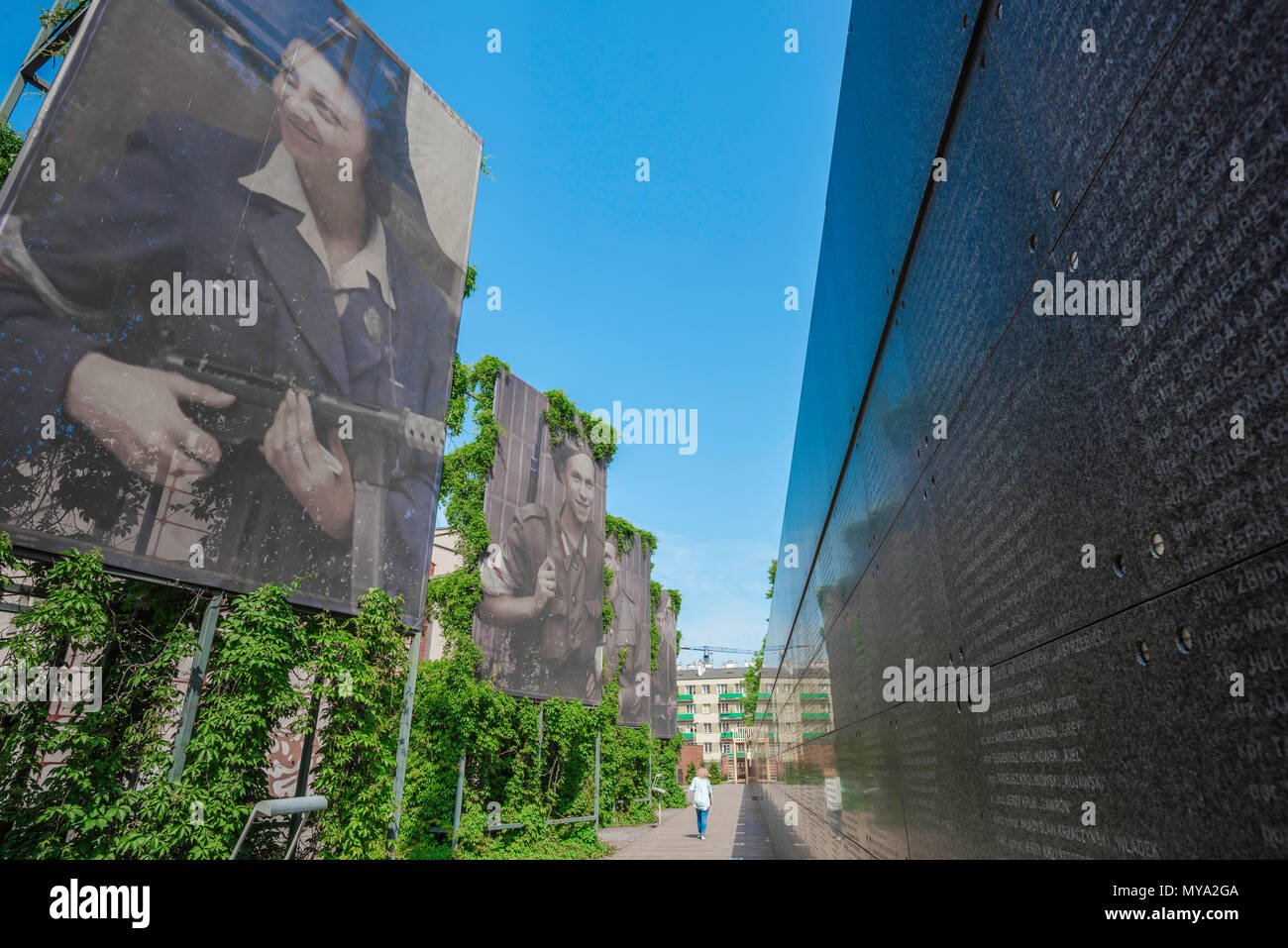 Insurrezione di Varsavia Museum, vista lungo il museo Avenue di ricordo affiancato da ritratti di combattenti per la resistenza e il Memoriale Muro dei Nomi. Foto Stock