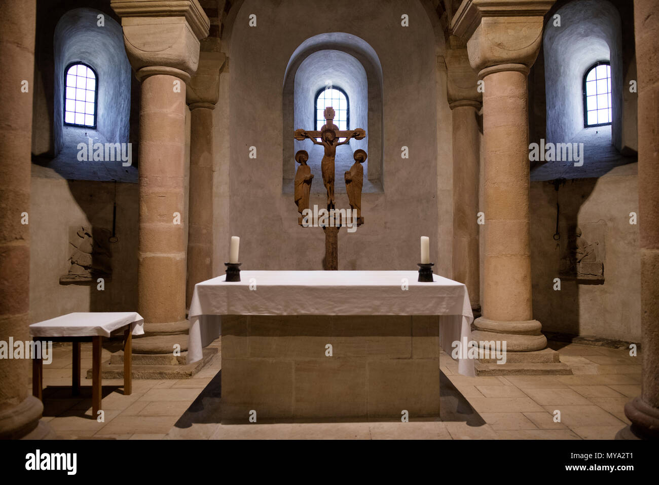 Altare maggiore in onore della Vergine Maria nella cripta romanica più grande sala colonne in Europa, Cattedrale di Speyer, Speyer Foto Stock
