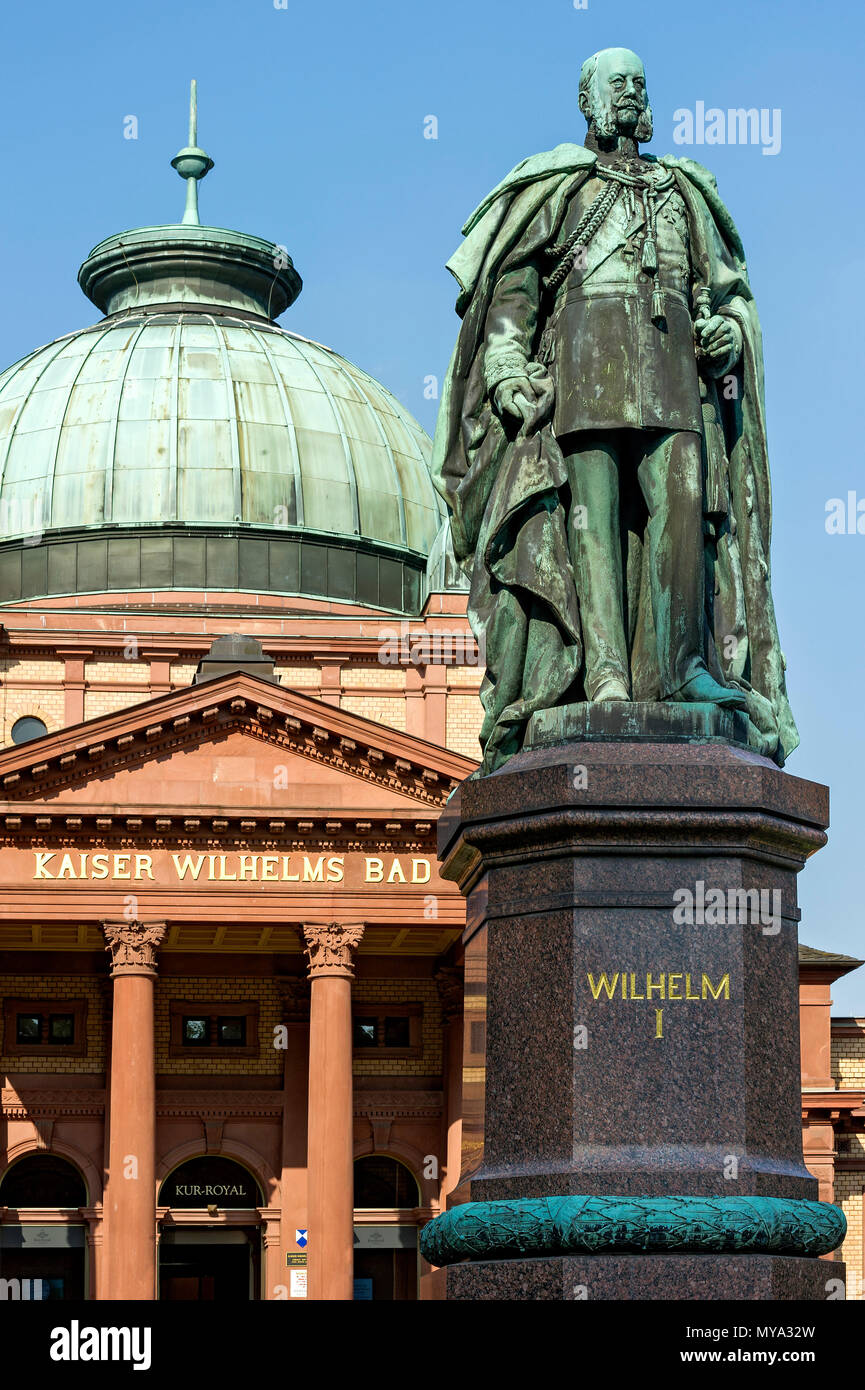 Statua di bronzo di kaiser Guglielmo I, memoriale di fronte Kaiser-Wilhelms-Bad, il parco termale, Bad Homburg, Hesse, Germania Foto Stock
