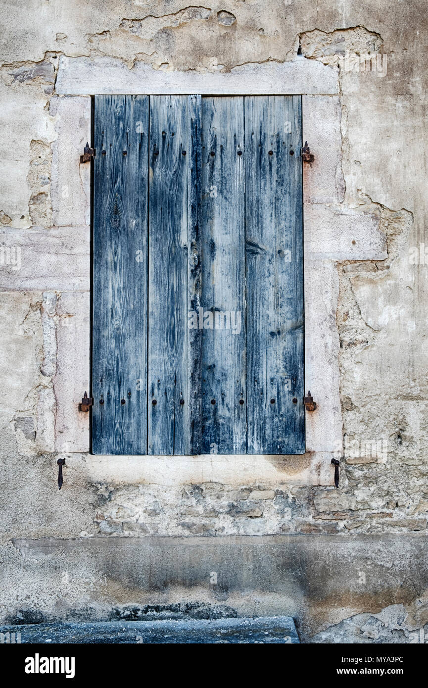 Una vecchia porta con weathered vernice blu è un vecchio ingresso in una cantina in Gevrey-Chambertin nella regione della Borgogna, in Francia. Foto Stock