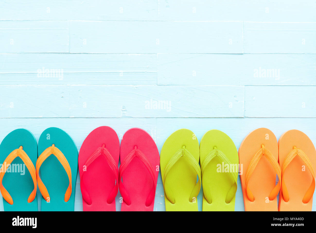 Spiaggia accessori compresi colorato flip flop su azzurro pastello ...