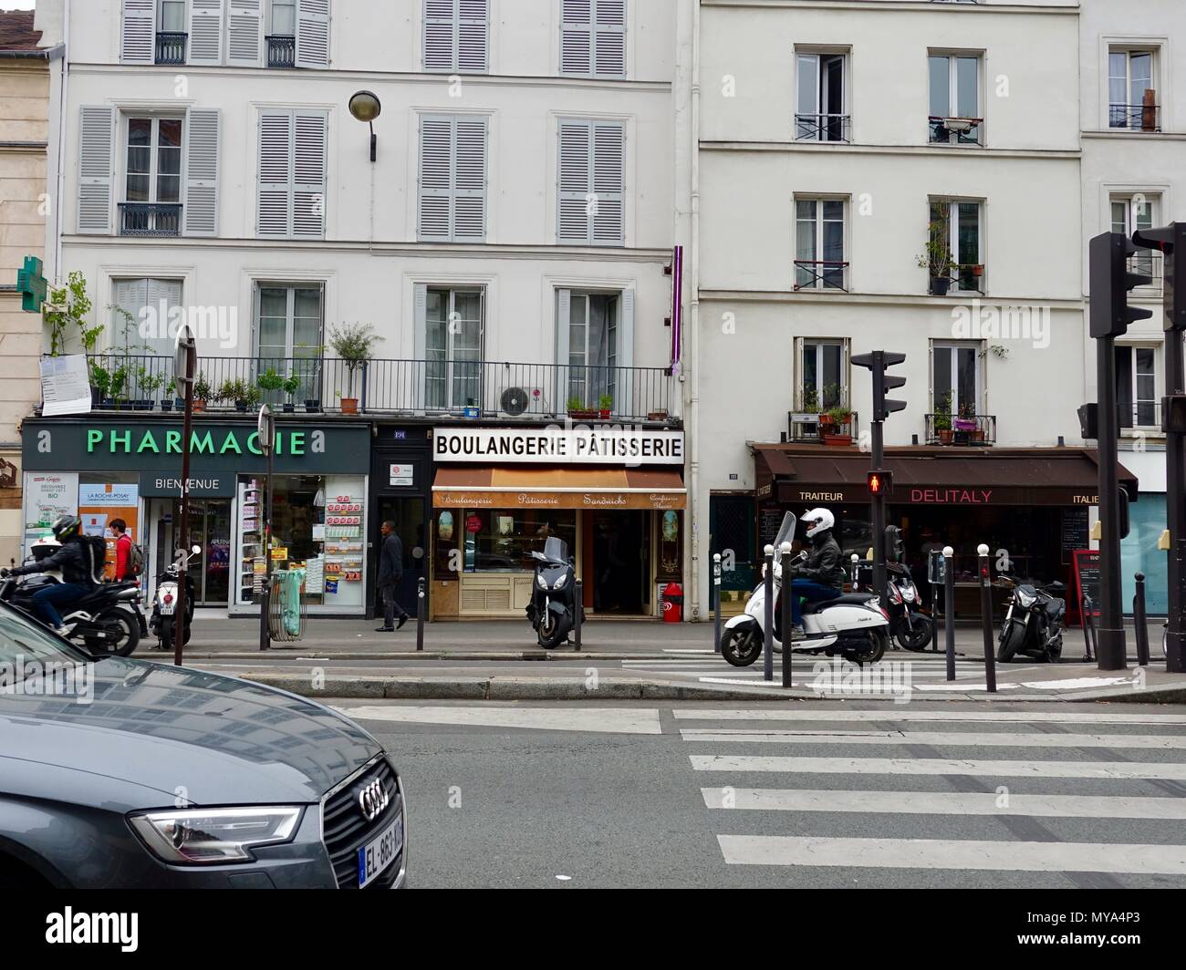 La farmacia e la pasticceria a 91 rue du Faubourg Saint-Antoine, Parigi, Francia Foto Stock
