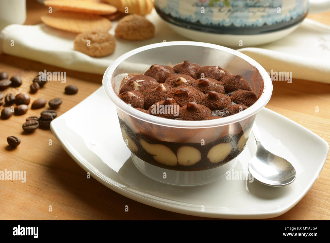 Porzione di tiramisù nel bicchiere - tradizionale dolce italiano - primo piano Foto Stock