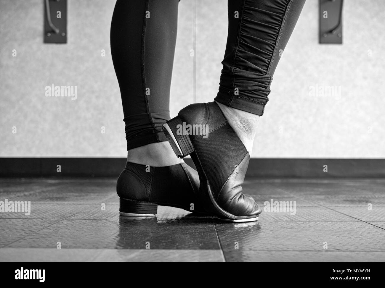 Versione in bianco e nero di toccare danzatrice presso le barre in dig Foto Stock