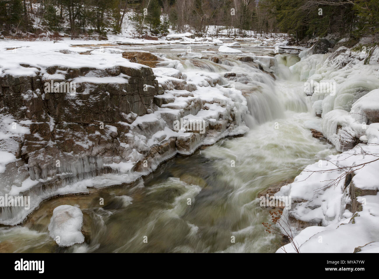Iced sopra le cascate a gola rocciosa Scenic Area, lungo il fiume Swift, in Albany, New Hampshire durante i mesi invernali. Foto Stock