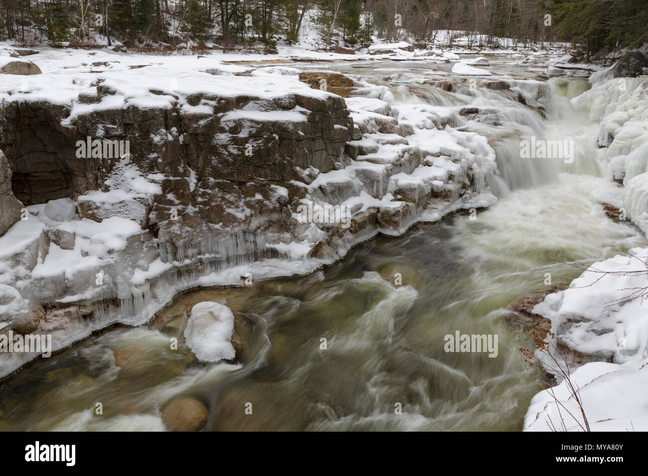 Iced sopra le cascate a gola rocciosa Scenic Area, lungo il fiume Swift, in Albany, New Hampshire durante i mesi invernali. Foto Stock