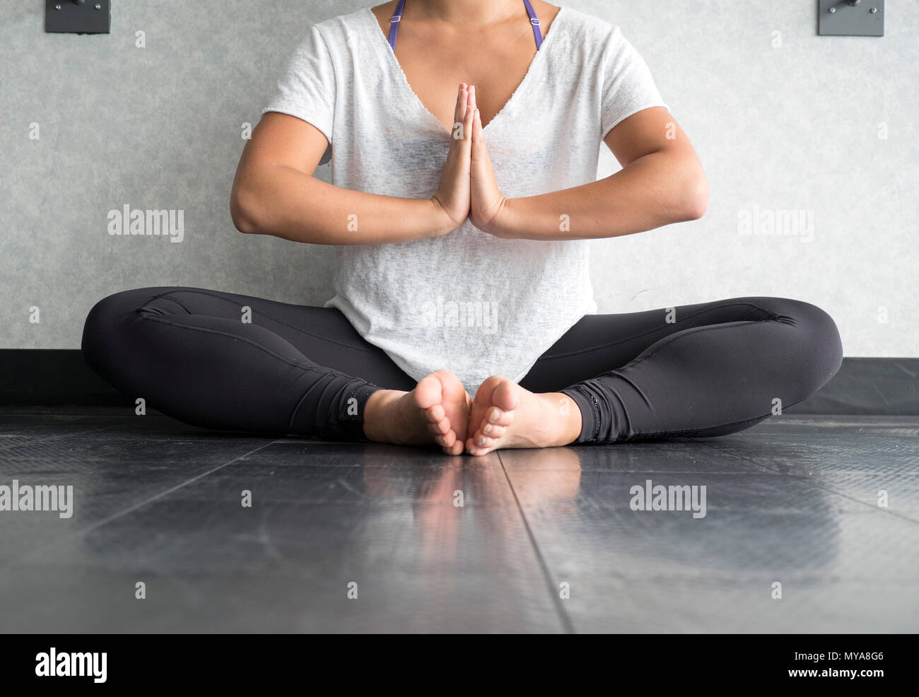 Le giovani donne a praticare yoga in posizione farfalla - Namaste Foto Stock