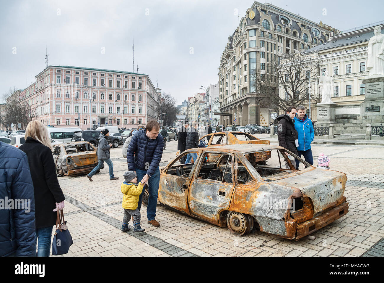 Kiev, Ucraina - 25 febbraio del 2015. Le persone che visitano la mostra documentaria presenza. Prova del l'aggressione militare russa sul territorio Foto Stock