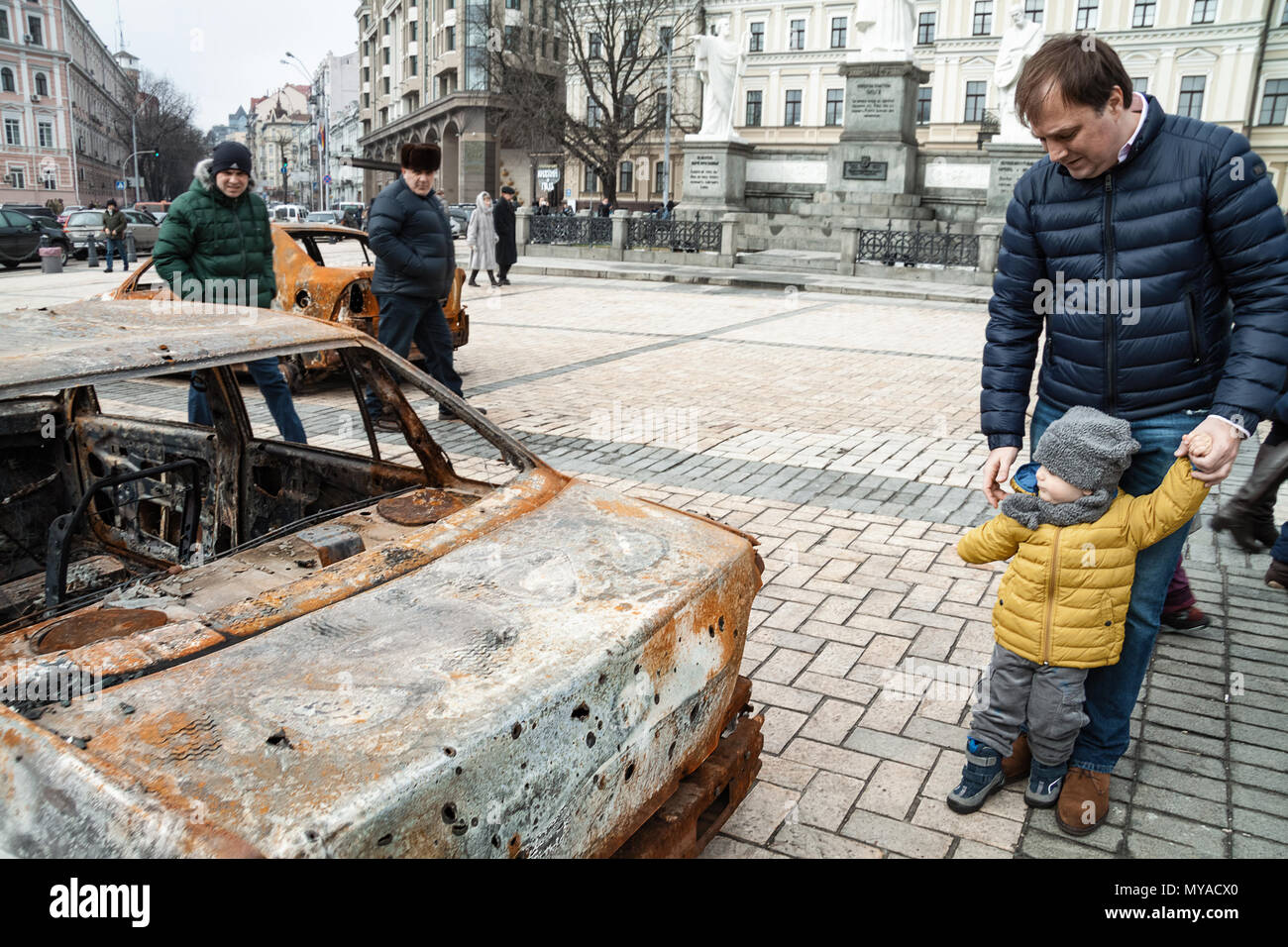 Kiev, Ucraina - 25 febbraio del 2015. Le persone che visitano la mostra documentaria presenza. Prova del l'aggressione militare russa sul territorio Foto Stock