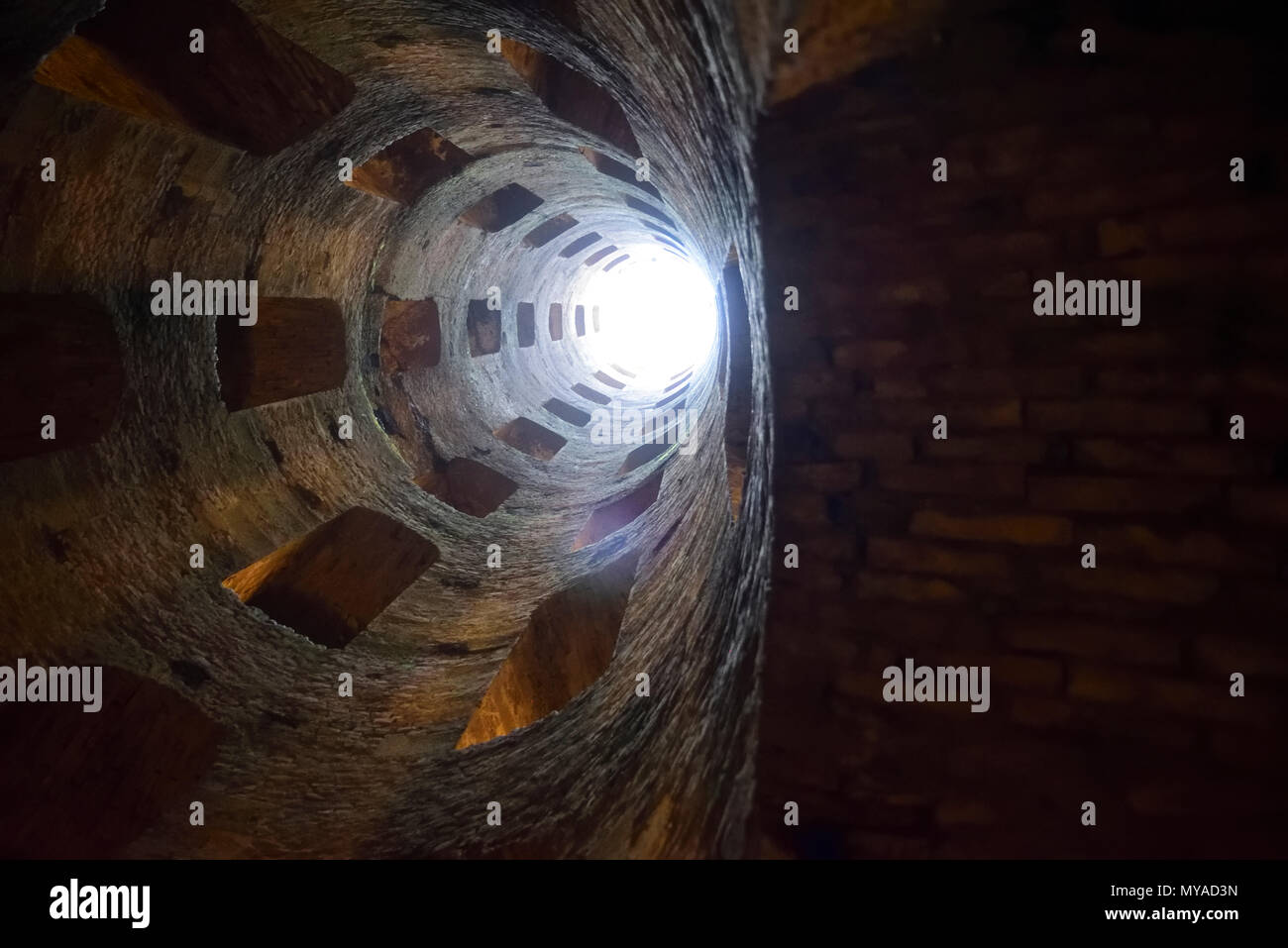 Pozzo di San Patrizio, Orvieto, Italia. Pozzo storico. Un grande lavoro di ingegneria, costruito nel 1547. profondità 54 metri, larghezza 13 metri .. caratteristiche sono il Foto Stock