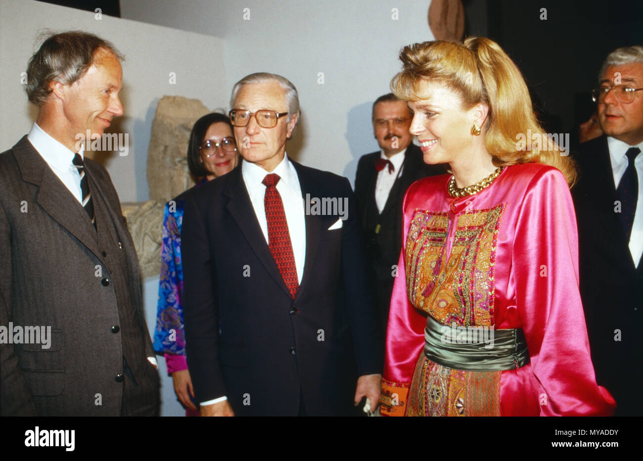 Königin Noor von Jordanien besucht eine Ausstellung in Köln, Deutschland 1988. La regina Noor di Giordania visitando una mostra a Colonia, Germania 1988. Foto Stock