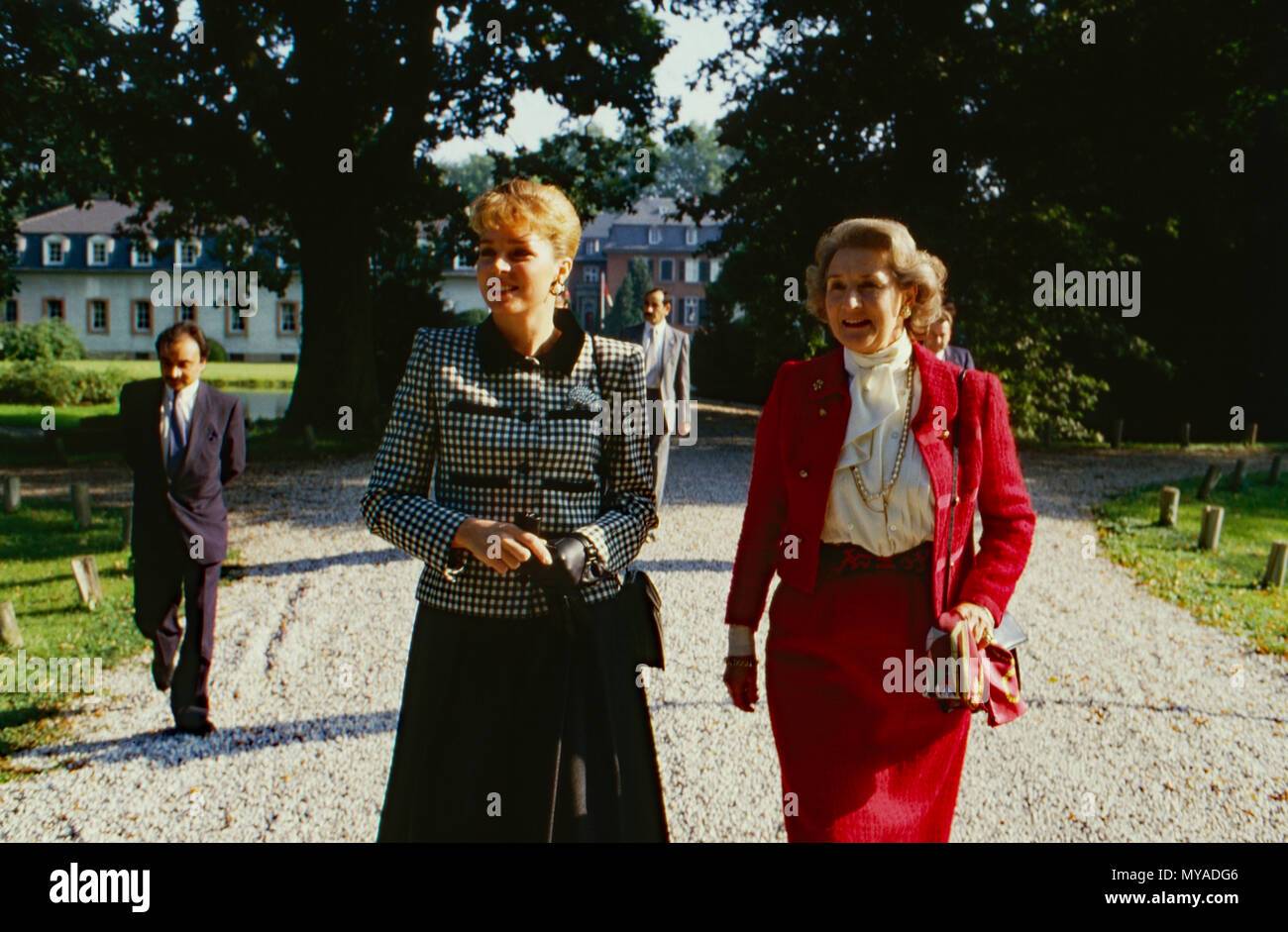 Königin Noor von Jordanien Übersetzerin mit vor dem Schloß Brühl, Deutschland 1988. La regina Noor di Giordania con il suo traduttore in parte anteriore del castello Bruehl, Germania 1988. Foto Stock