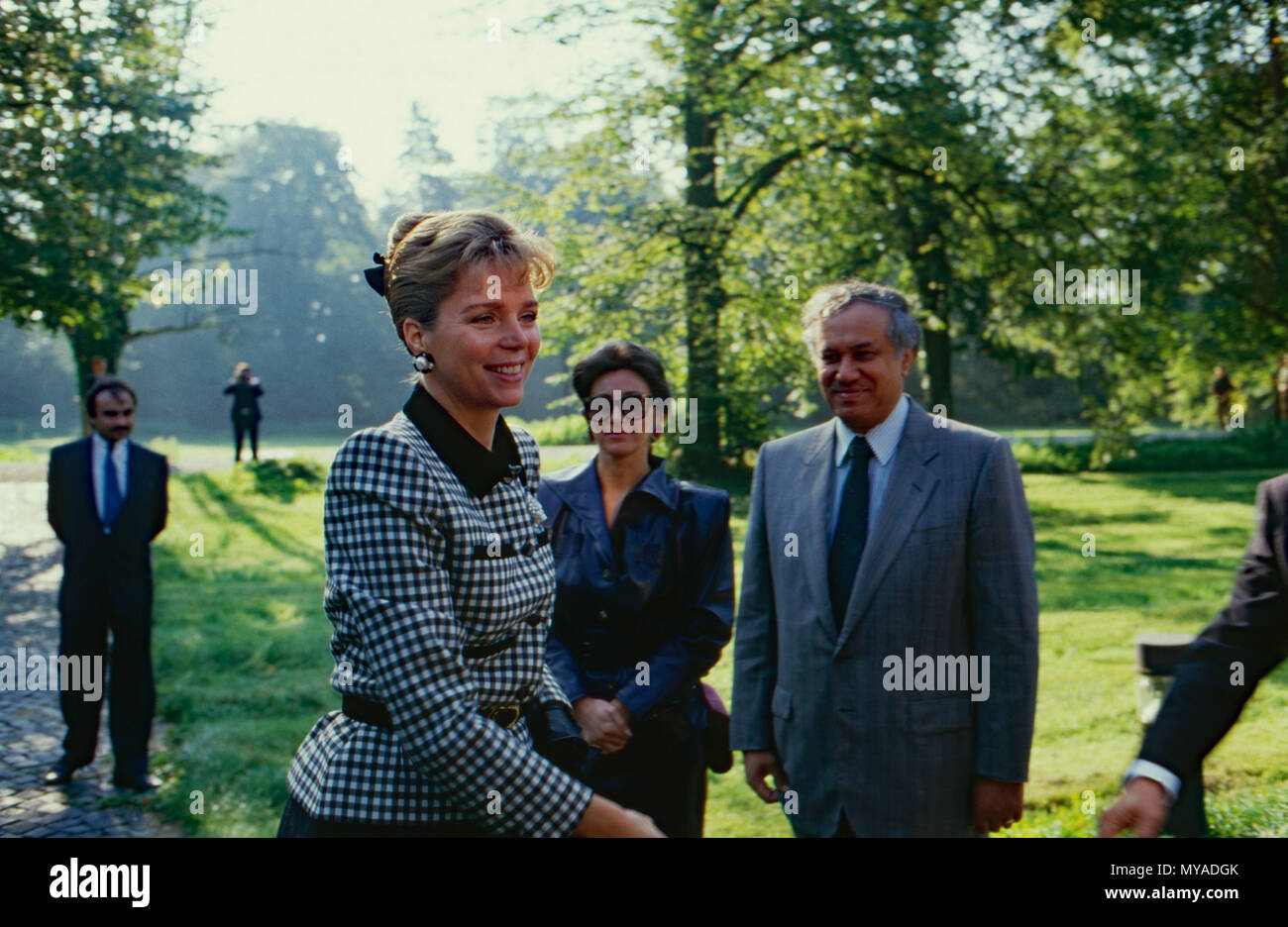 Königin Noor von Jordanien im Park von Schloß Brühl, Deutschland 1988. La regina Noor di Giordania nei giardini del castello di Bruehl, Germania 1988. Foto Stock
