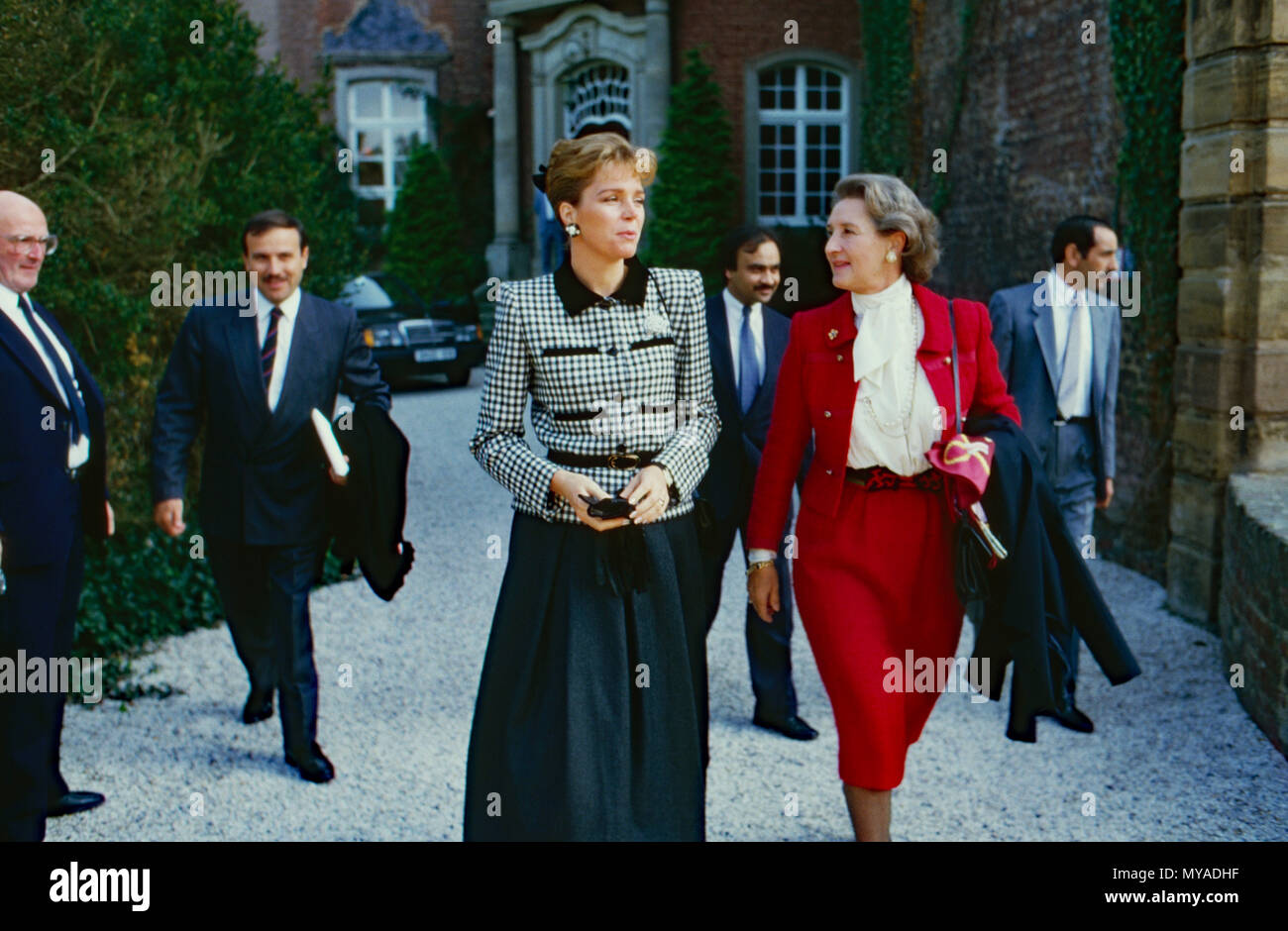 Königin Noor von Jordanien Übersetzerin mit vor dem Schloß Brühl, Deutschland 1988. La regina Noor di Giordania con il suo traduttore in parte anteriore del castello Bruehl, Germania 1988. Foto Stock