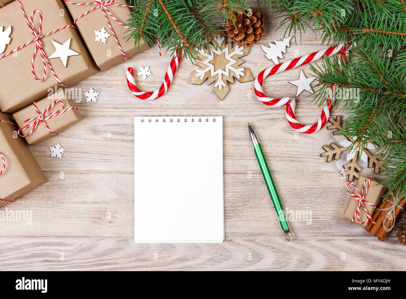 Sfondo di Natale con i notebook su legno e decorazioni di Natale. Foto Stock