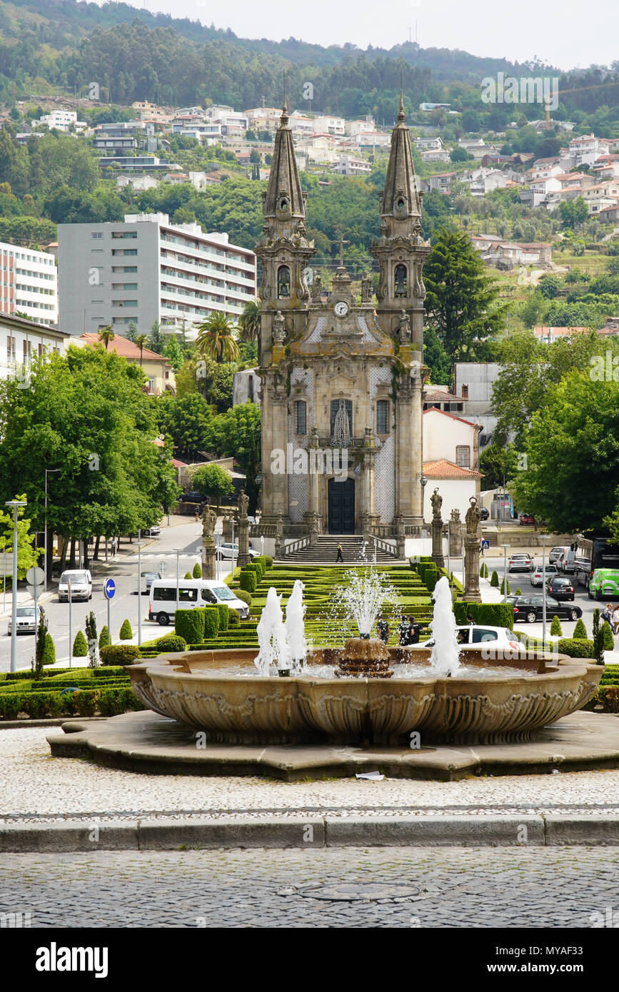 Vista della facciata ovest della statua di Nossa Senhora da Consolação e dos Santos Passos Chiesa, Guimarães, Portogallo. Foto Stock