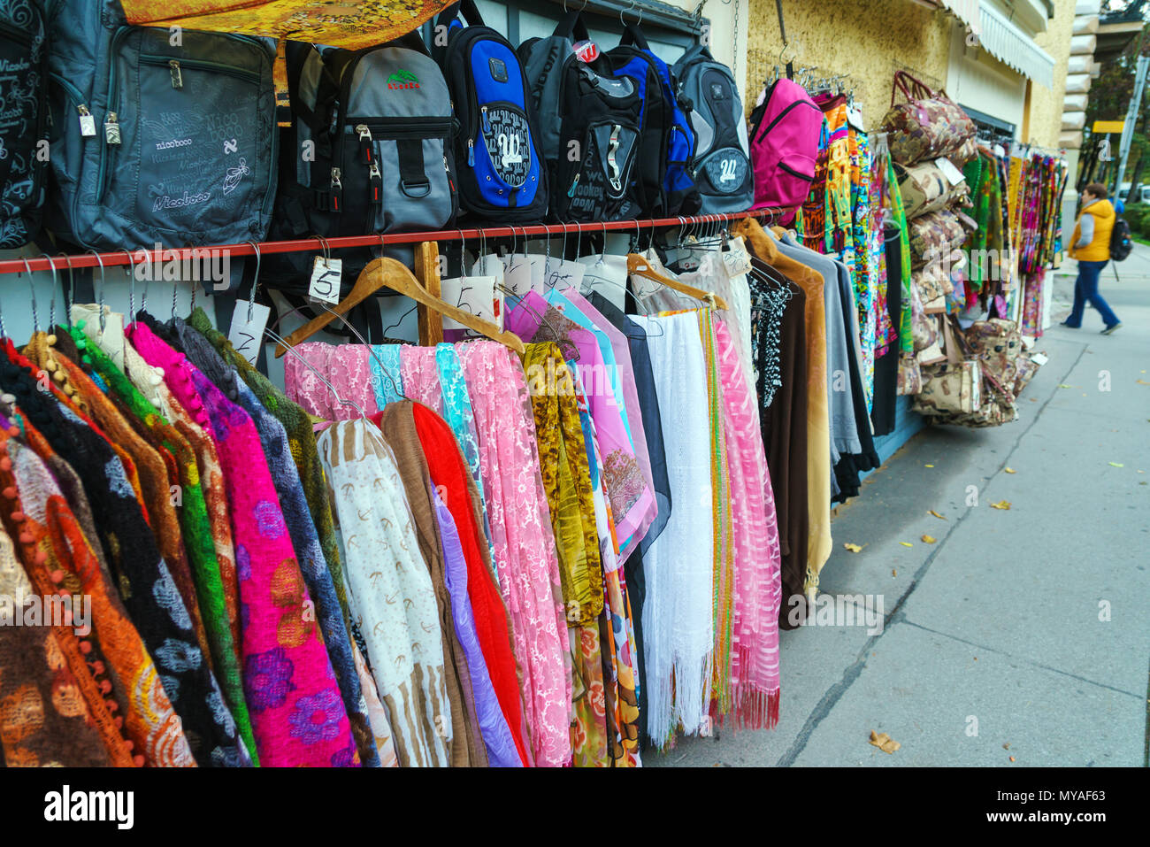 Vienna, Austria - 22 Ottobre 2017: Street Vendita di souvenir per i turisti - magneti, borse, scialli e altri Foto Stock