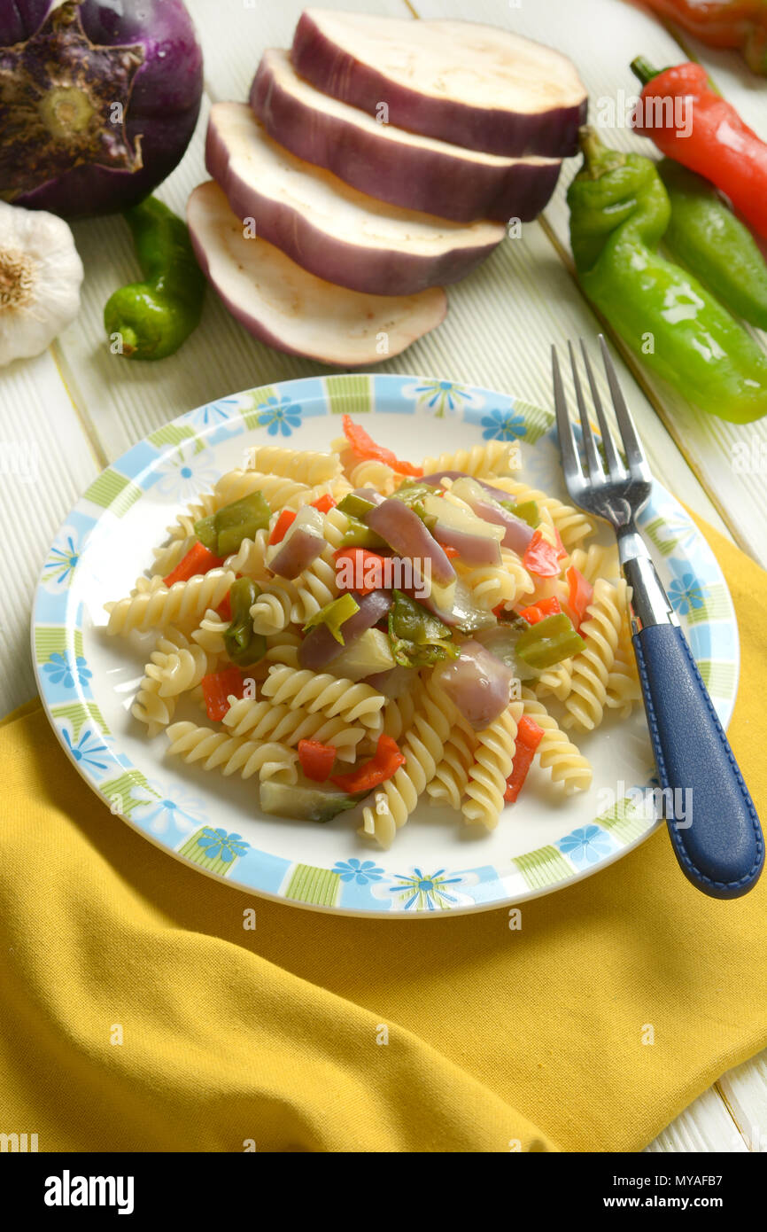 Fusilli con melanzane e peperoni - primo piano Foto Stock