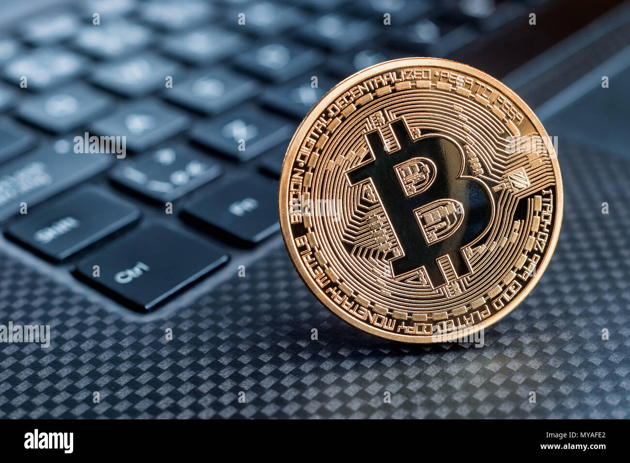 Bitcoin cryptocurrency medaglia d oro su una tastiera Foto Stock