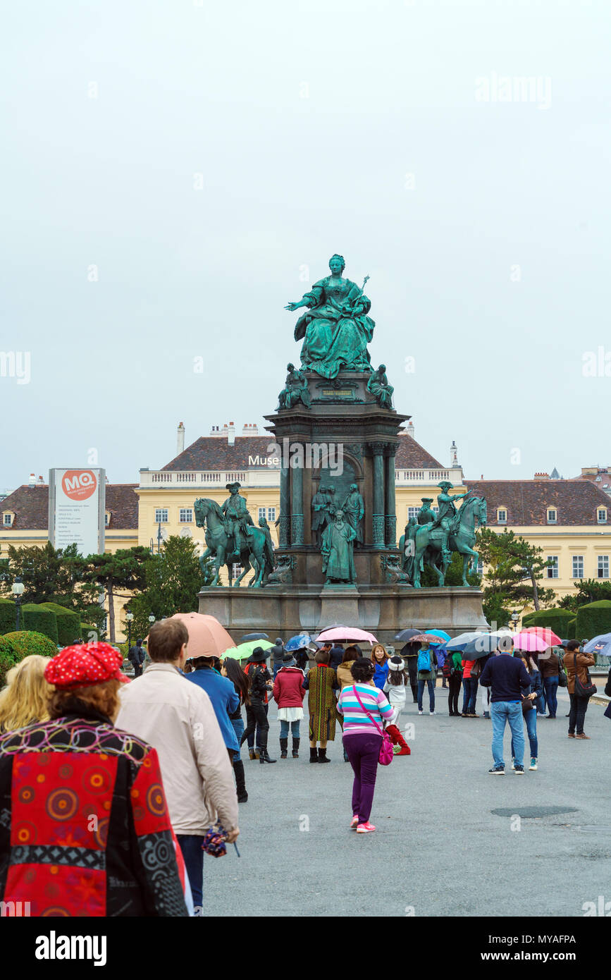 Vienna, Austria - 22 Ottobre 2017: l'Imperatrice Maria Theresia monumento (1888) da Kaspar von Zumbusch a Maria-Theresien-Platz Foto Stock