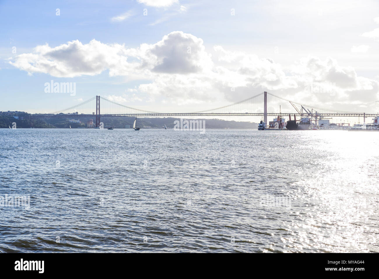 Il famoso Ponte 25 Aprile sul fiume Tago a Lisbona ispirato al Golden Gate di San Francisco. Foto Stock