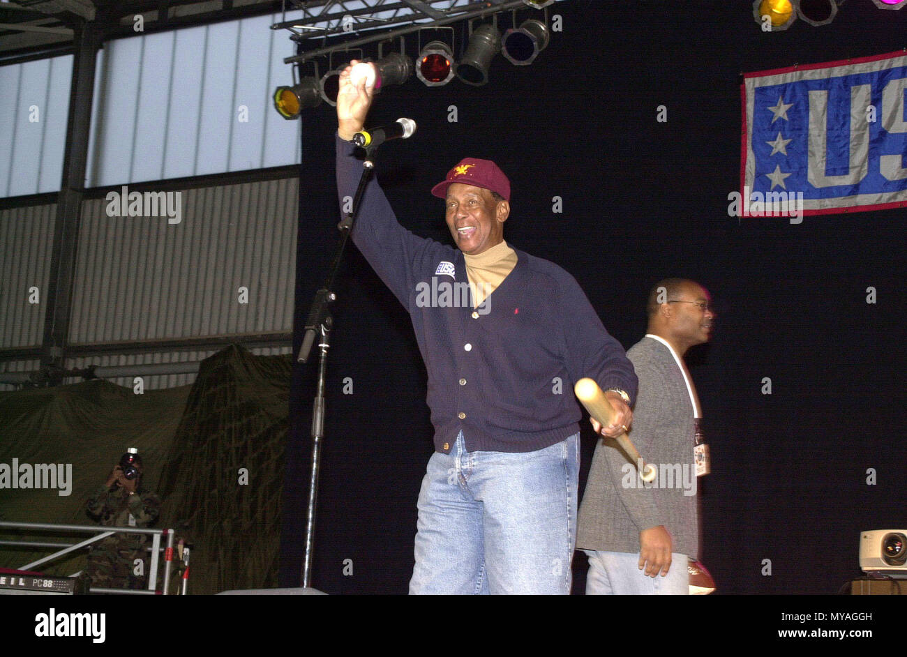 Major League Baseball Hall of Fame grandi banche Ernie saluta il pubblico a Ramstein Air Base, Germania, durante il Segretario della Difesa Holiday Show 2000, su dicembre 17th, 2000. Foto Stock