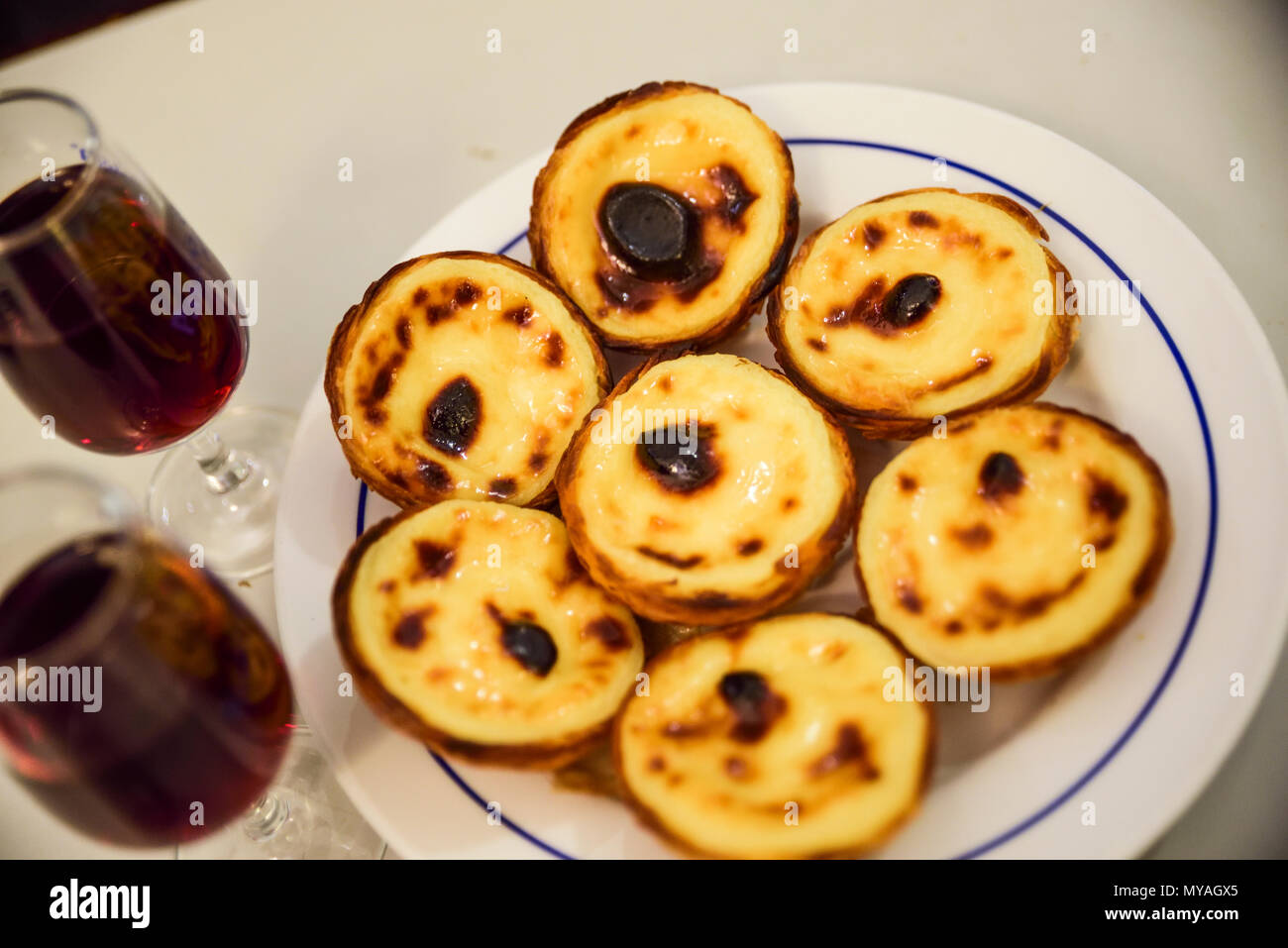 Pastel de nata, dolce tipico di Lisbona. Piccoli cestini di sfoglia di pasta farcita con crema Foto Stock