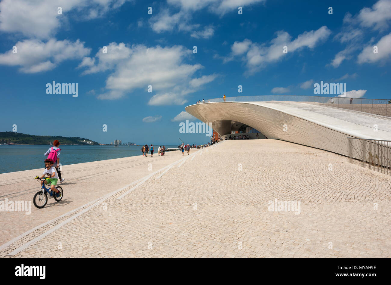 Lisbona, Portogallo - 27 Maggio 2018: MAAT - Persone presso il Museo di arte, architettura e tecnologia. Progettata dall'architetto britannico Amanda Levete Foto Stock