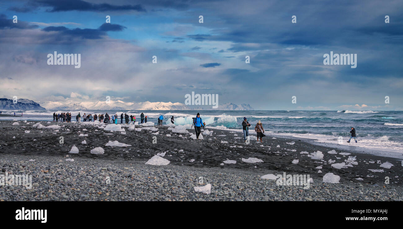 Il ghiaccio del ghiacciaio su una spiaggia di sabbia nera, Breidamerkurfjara beach, Vatnajokull calotta di ghiaccio, Islanda. Foto Stock
