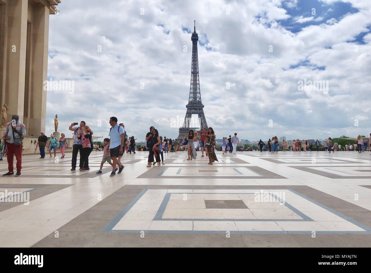 Parigi Francia Luminosa Calda Soleggiata Giornata Di Primavera Maggio 2018 Le Persone Al Trocadero Con La Torre Eiffel Sullo Sfondo Foto Stock Alamy