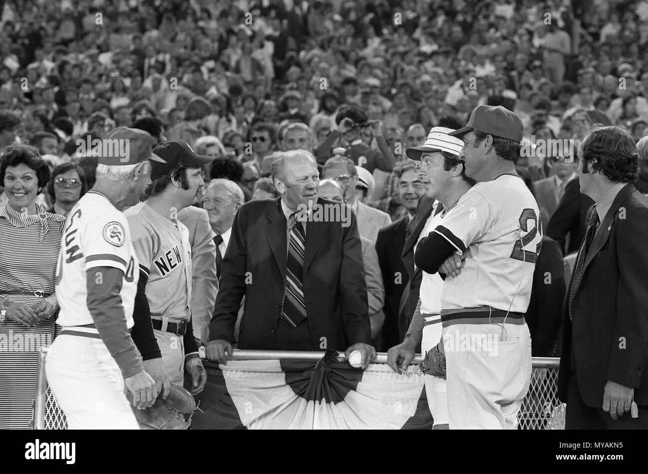 1976, luglio 13 - Veterans Memorial Stadium - Philadelphia, PA - Gerald Ford, Darrell Johnson; George 'Sparky' Anderson, Thurman Munson Johnny banco - Prima di Major League Baseball All-Star Game Foto Stock