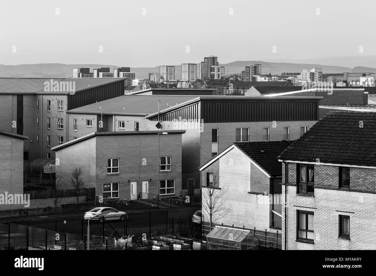 Paesaggio urbano sulla strada ed edifici city Glasgow, vista da sopra, in bianco e nero, Regno Unito Foto Stock