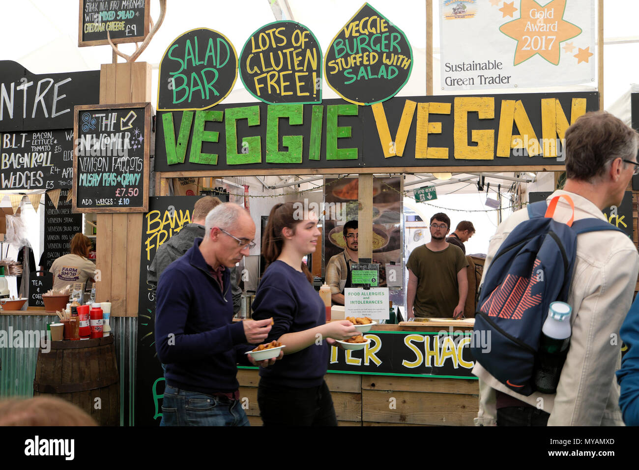 Veggie Vegan Fritter Shack Salad Bar e persone al di fuori della bancarella di cibo nel Hay Festival Food Hall a Hay-on-Wye Galles UK KATHY DEWITT Foto Stock