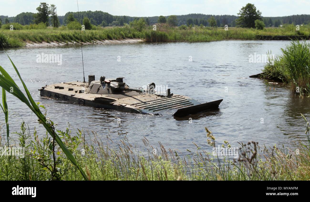 Truppe in un polacco BWP-1 cingolato anfibio di combattimento della fanteria veicolo navigare un ostacolo di acqua durante lo sciopero di Saber 18 in Wierzbiny, Polonia, il 04 giugno 2018, 4 giugno 2018. Saber Strike 2018 è l'ottava iterazione della lunga U.S. Esercito Europa-led esercizio cooperativa progettate per migliorare l'interoperabilità tra alleati e partner regionali. (Michigan esercito nazionale Guard foto di Capt. Tyler Piper/RILASCIATO). () Foto Stock