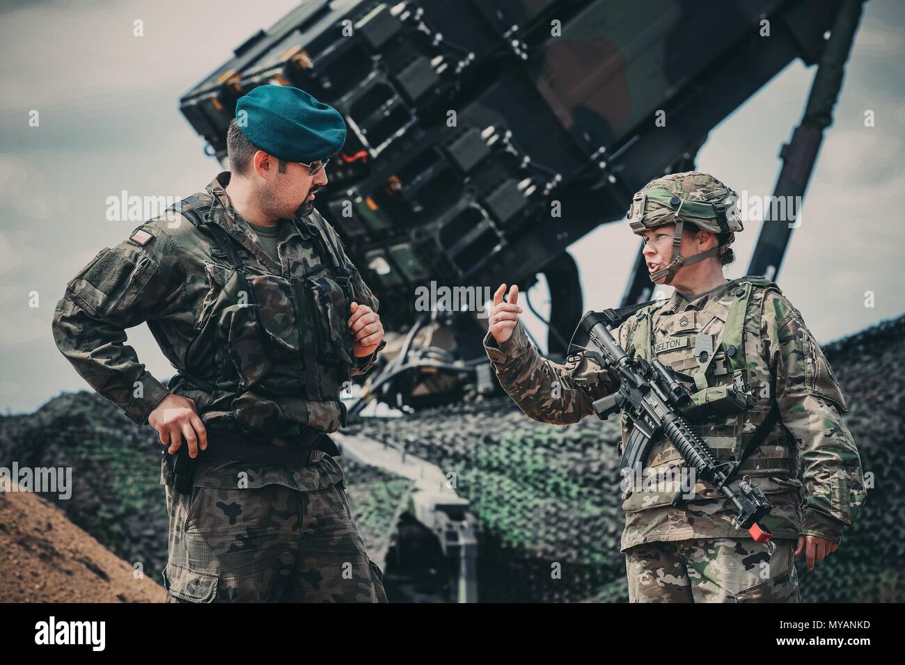 Cpt, Giugno 4, 2018. Grzegorz Piskiewcz, la difesa aerea officer, XII Divisione meccanizzata Headquarters e Sgt. 1. Classe Paige Shelton dal 5° Battaglione, settima la difesa aerea reggimento di artiglieria, discutere alcune delle funzionalità del nuovo U.S. Esercito di missili Patriot sistema in Drawsko Pomorskie area della Polonia, Giugno 4, 2018. Educare i nostri alleati sulle nostre strategie di difesa e di sistemi di armi a ristabilire un clima di fiducia tra i nostri partner di multinazionali in tutto il mondo. (Michigan esercito nazionale Guard foto di Spc. Aronne buono/RILASCIATO). () Foto Stock