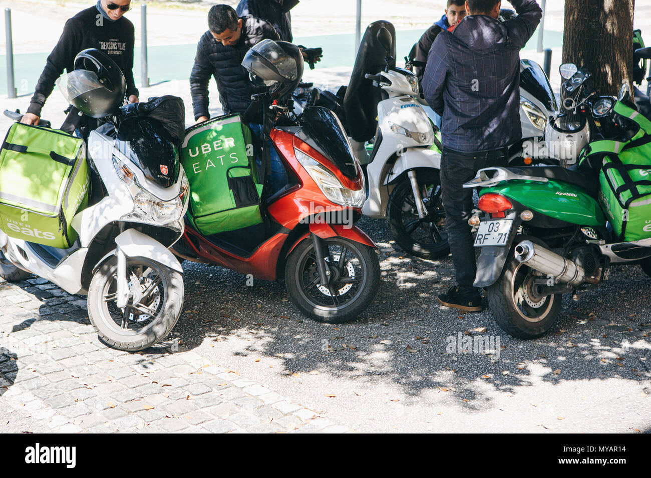 Il portogallo Lisbona, 29 aprile 2018: i lavoratori Uber mangia la consegna scooter con bauletto su parcheggio Foto Stock