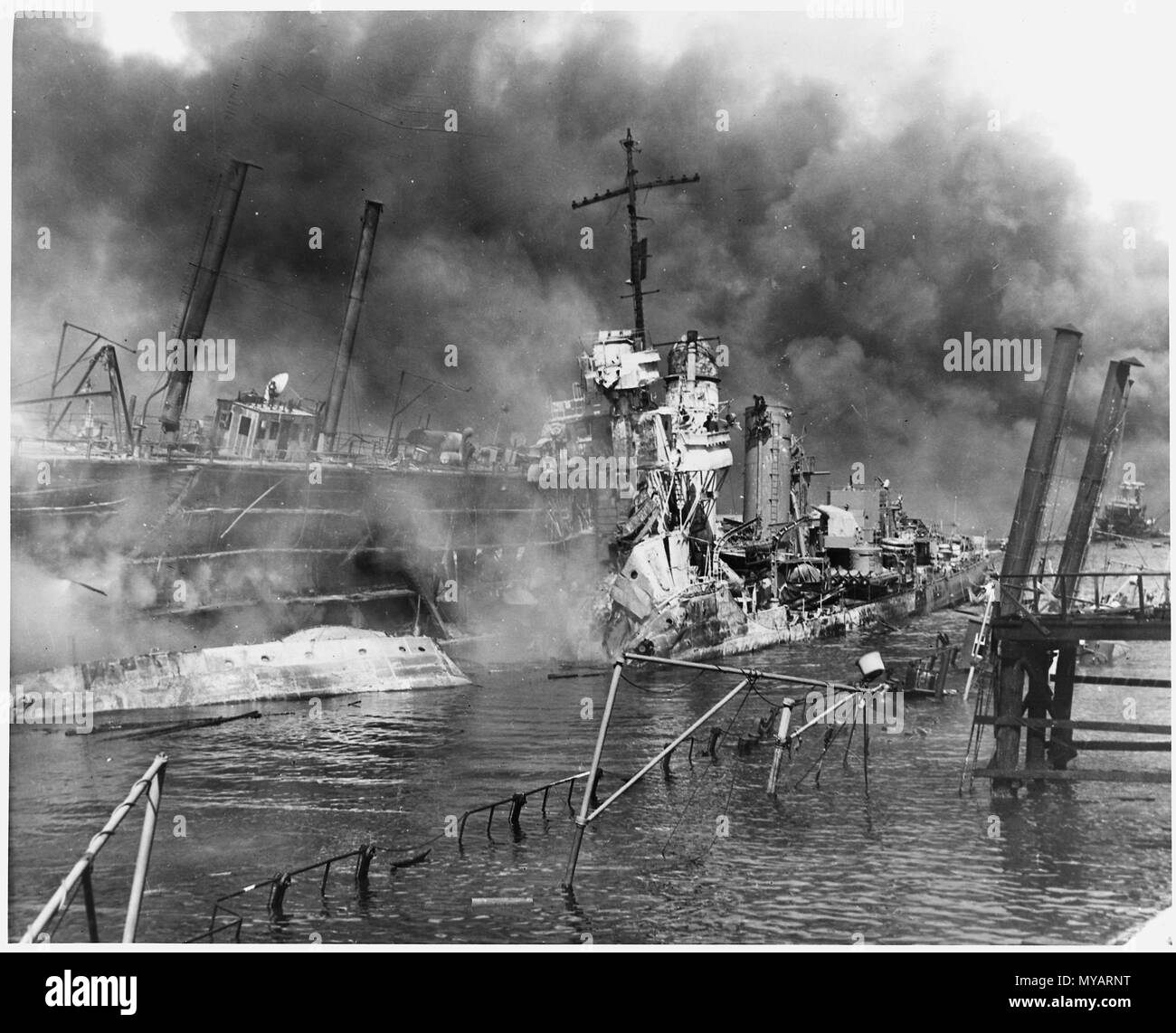 Fotografia navale di documentare l'attacco giapponese a Pearl Harbor, Hawaii - Navy della didascalia il ritorto rimane del cacciatorpediniere USS Shaw la masterizzazione in floating drydock 12 7 1941 Foto Stock