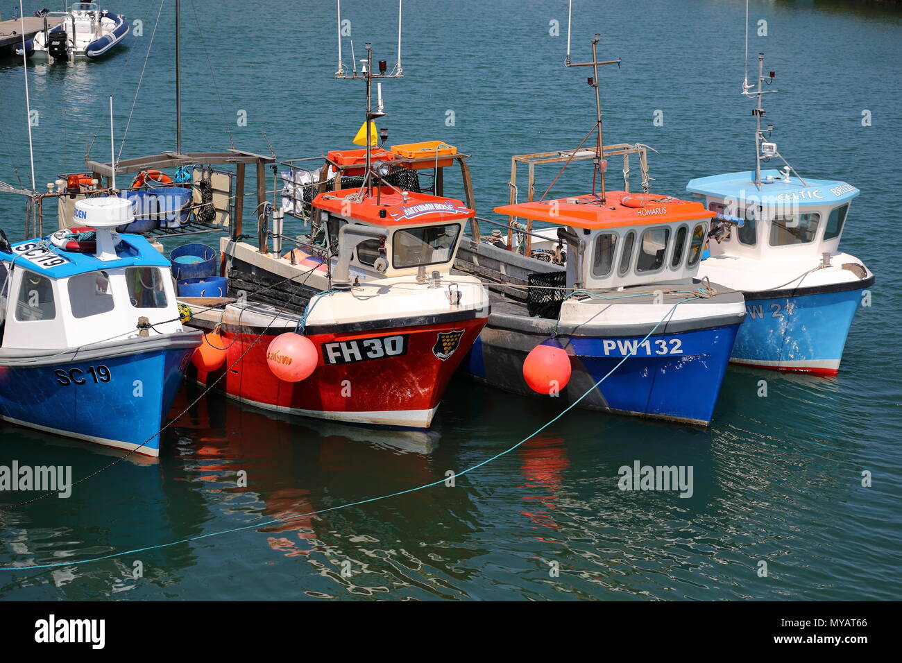 Barche da pesca in Padstow Harbour, REGNO UNITO Foto Stock