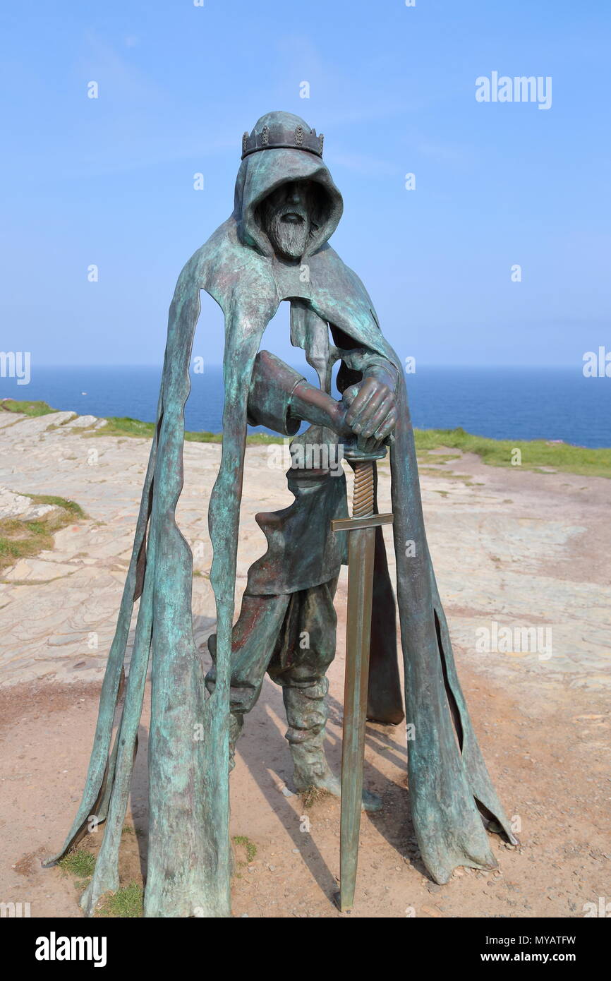 King Arthur, un 8 ft scultura in bronzo di artista Ruben Eynon affacciato sul mare di Tintagel Castle, Cornwall, Regno Unito Foto Stock