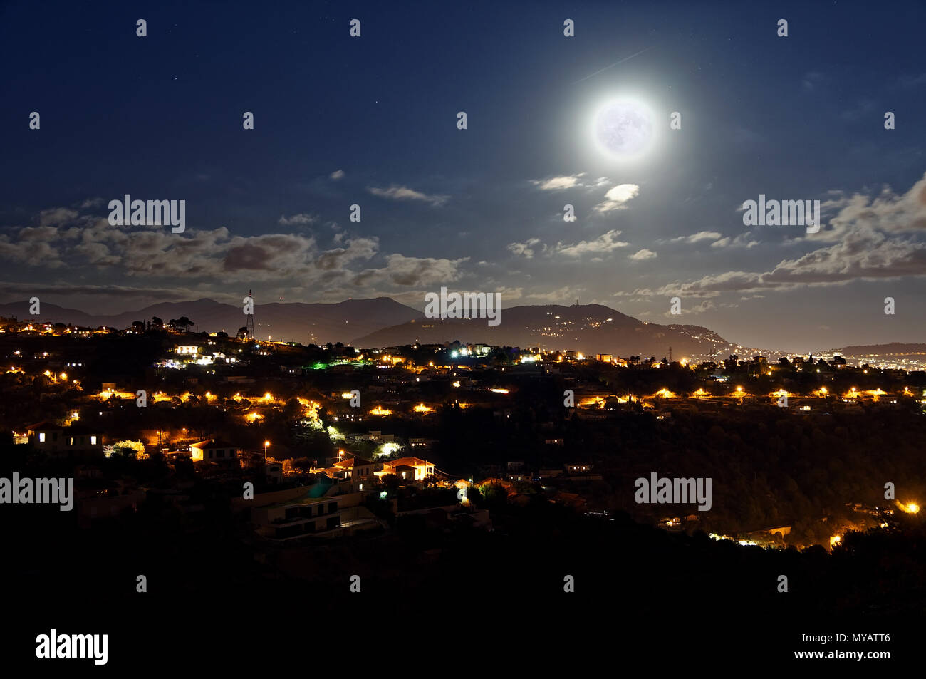 Luna piena sopra la città di Nizza in Costa Azzurra Foto Stock