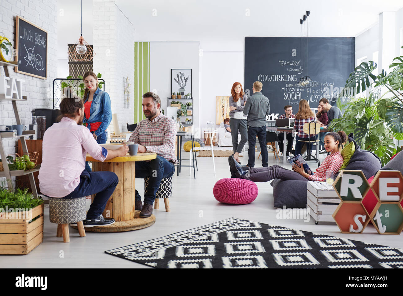 La gente che lavora in agenzia moderno e rilassante durante la pausa pranzo Foto Stock